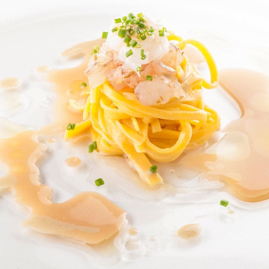 Garbugli® con jugo de sepia en tocio, sepia cruda marinada con macis, langostino y alfalfa