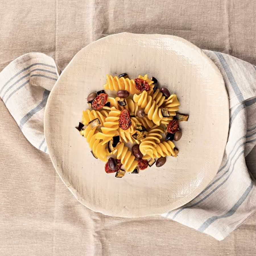 Los Fusilloni de pasta fresca al huevo con aceitunas Taggiasca, tomates cherry confitados con orégano y berenjenas a la plancha