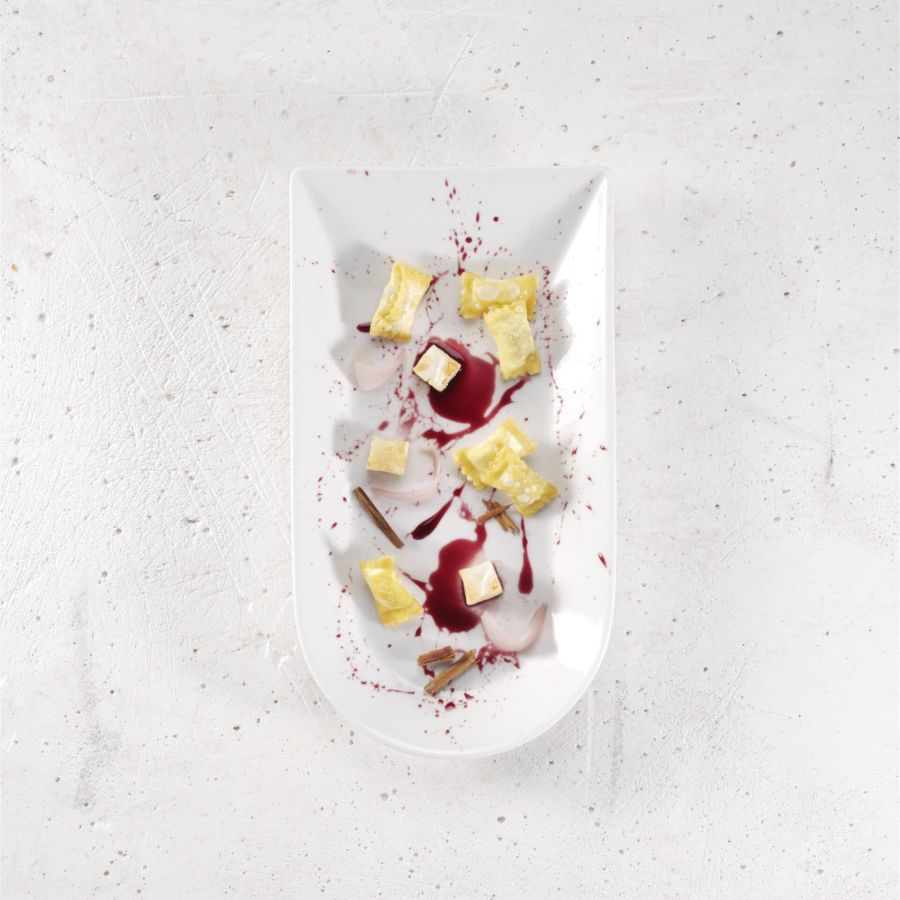 Ravioli del plin avec réduction de vin rouge et de porto, céleri-rave grillé et échalotes confites de Romagne