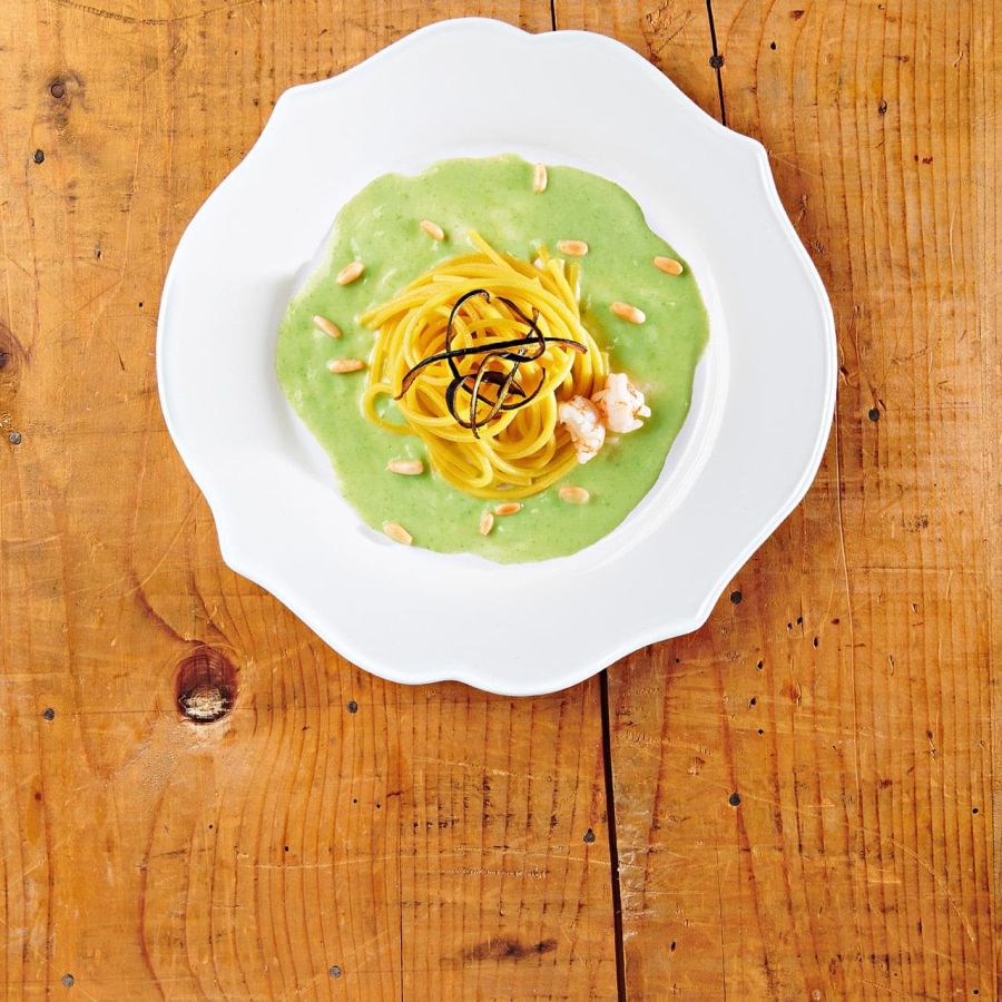 Spaghetti alla Chitarra Surgital sur un lit de gousses de pois avec bisque de coquilles de crevettes et épluchures d’aubergine