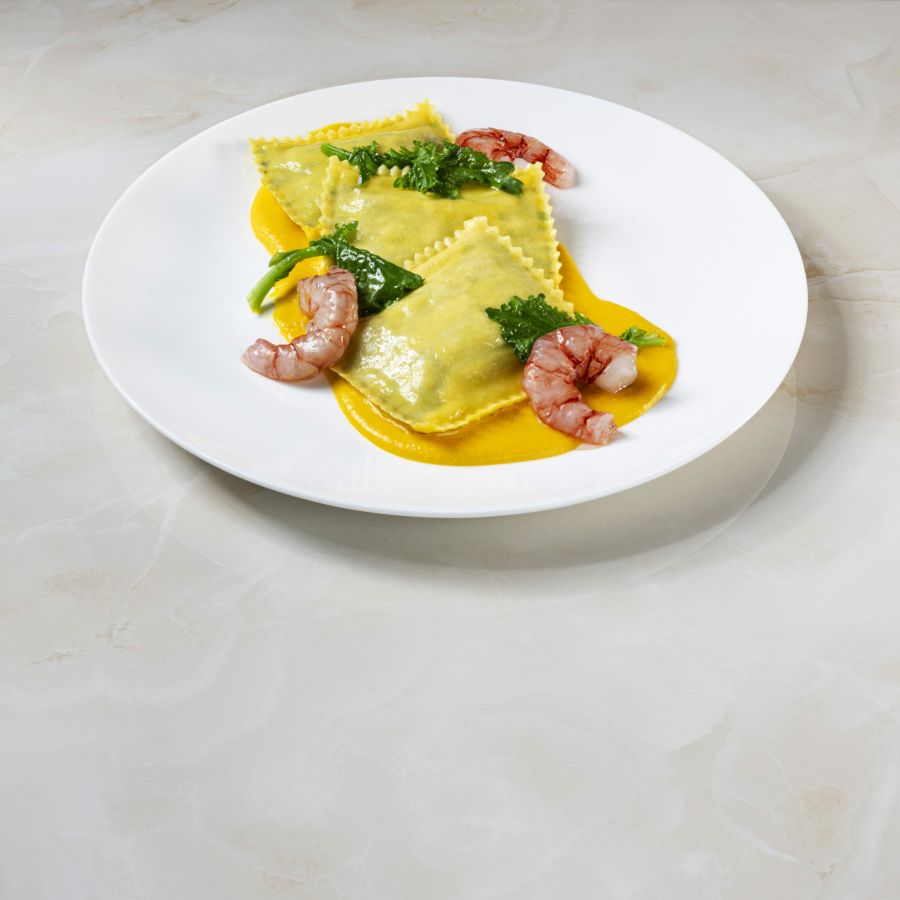 Ravioloni mit Büffelricotta-Creme und Spinatblättern auf Kürbiscreme, Stängelkohl und roten Garnelen