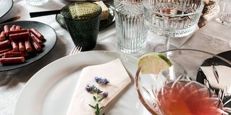 Siediti a tavola e ti dirò chi sei.