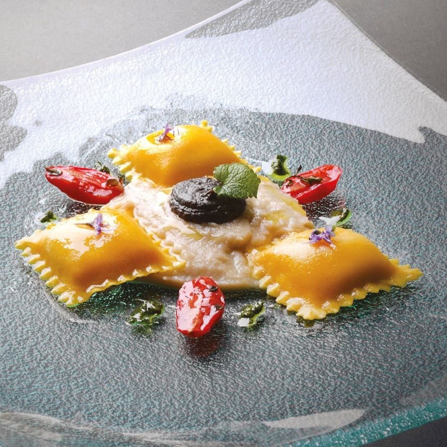 Scrigni® à la burrata di Puglia, crème d’aubergine noire et blanche, huile au basilic, tomates cerises fumées