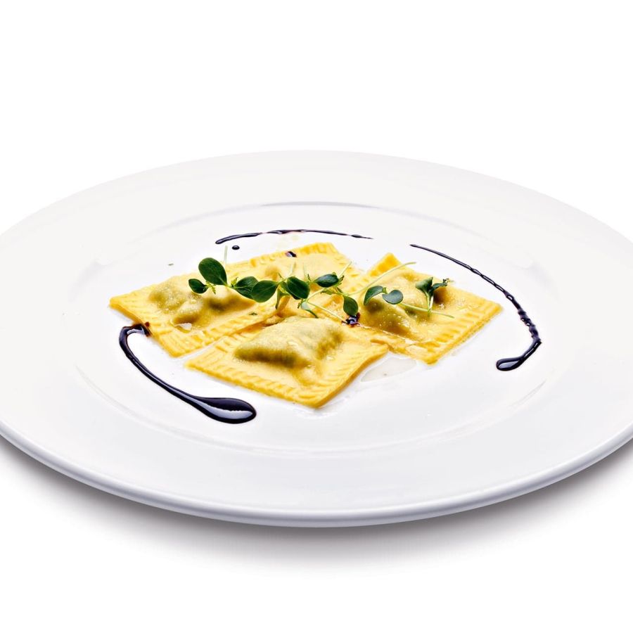 Quadrelli con cordero y tomillo sobre salsa de parmesano