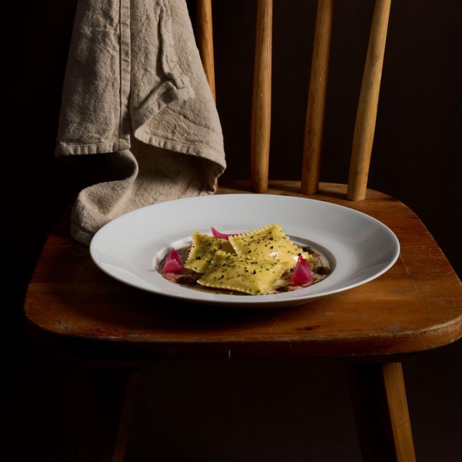 Bauletti® mit Rinderschmorbraten und Barolo DOCG mit Kräuterbutter, Bagna Cauda mit schwarzem Knoblauch, karamellisierte rote Zwiebel