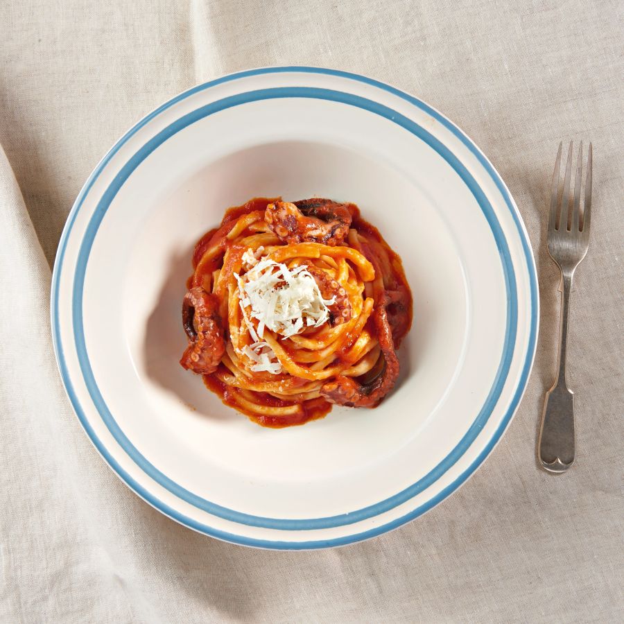 Troccoli mit Tintenfischragout und gesalzenen Ricotta-Röllchen