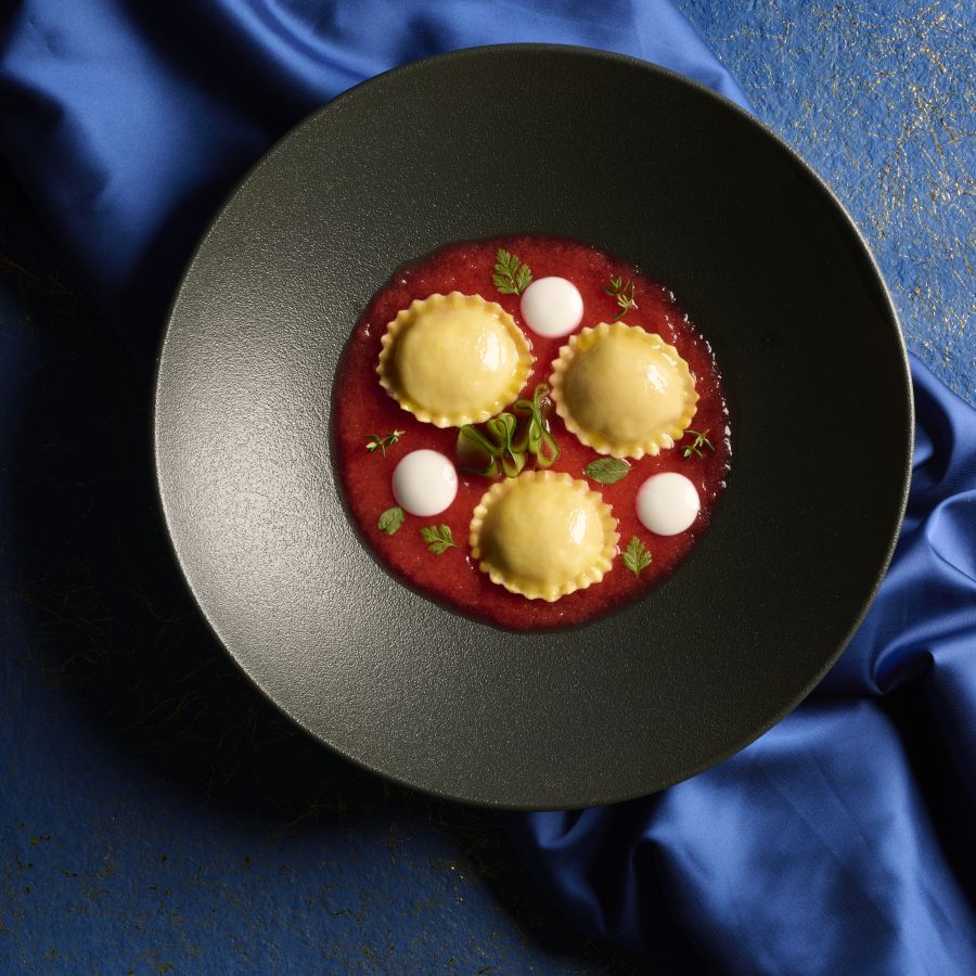 Bottoni mit roter Garnelenfüllung mit Wassermelonensaft, Kokosgelee und Gin