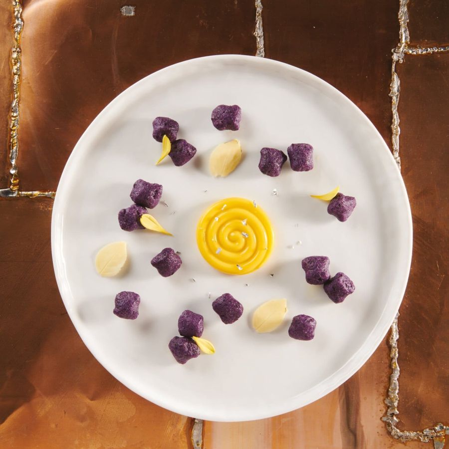 I Mammoli de pomme de terre violettes Vitelotte avec crème au fruit de la passion et chocolat blanc