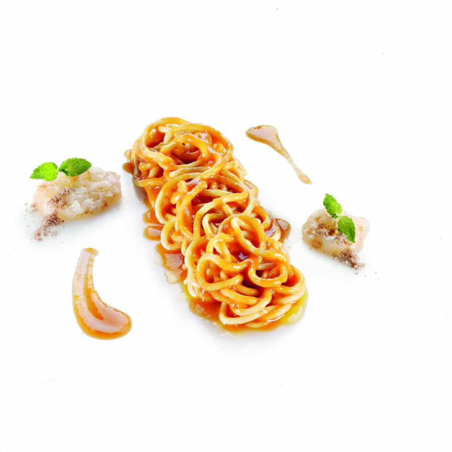 Spaghetti de pasta fresca trefilados en bronce con tartar de gambas y su bisque