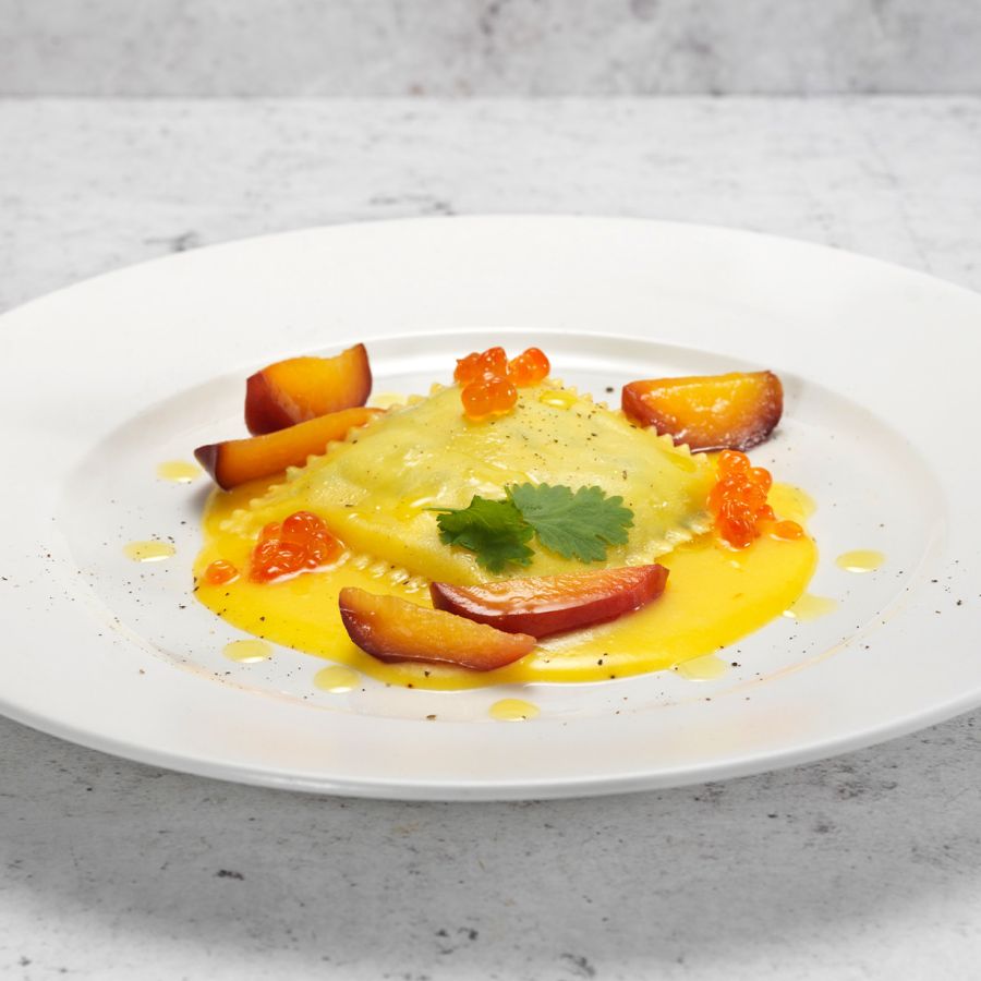 Ravioloni à la crème de ricotta de bufflonne et aux pousses d’épinards gaspacho aux tomates cerises jaunes, pêche à la noix du valdaso, œufs de saumon et pourpier