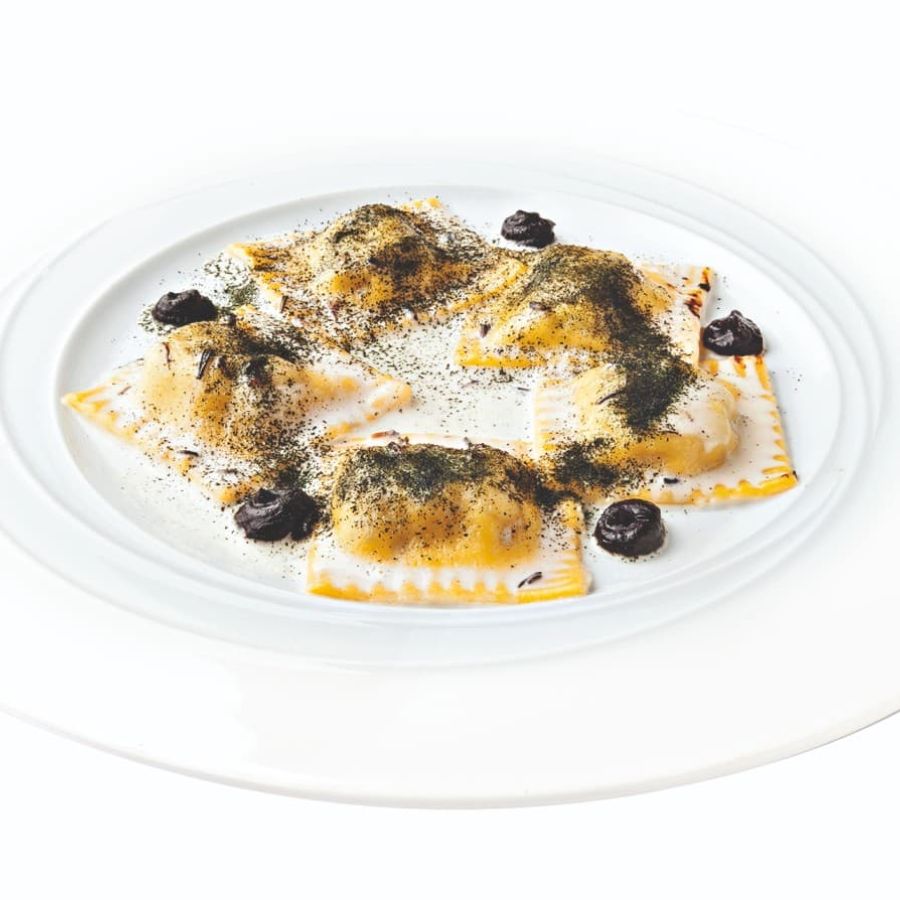 Quadrelli con chianina e cardoncelli, crema di aglio dolce e polvere di cavolo nero