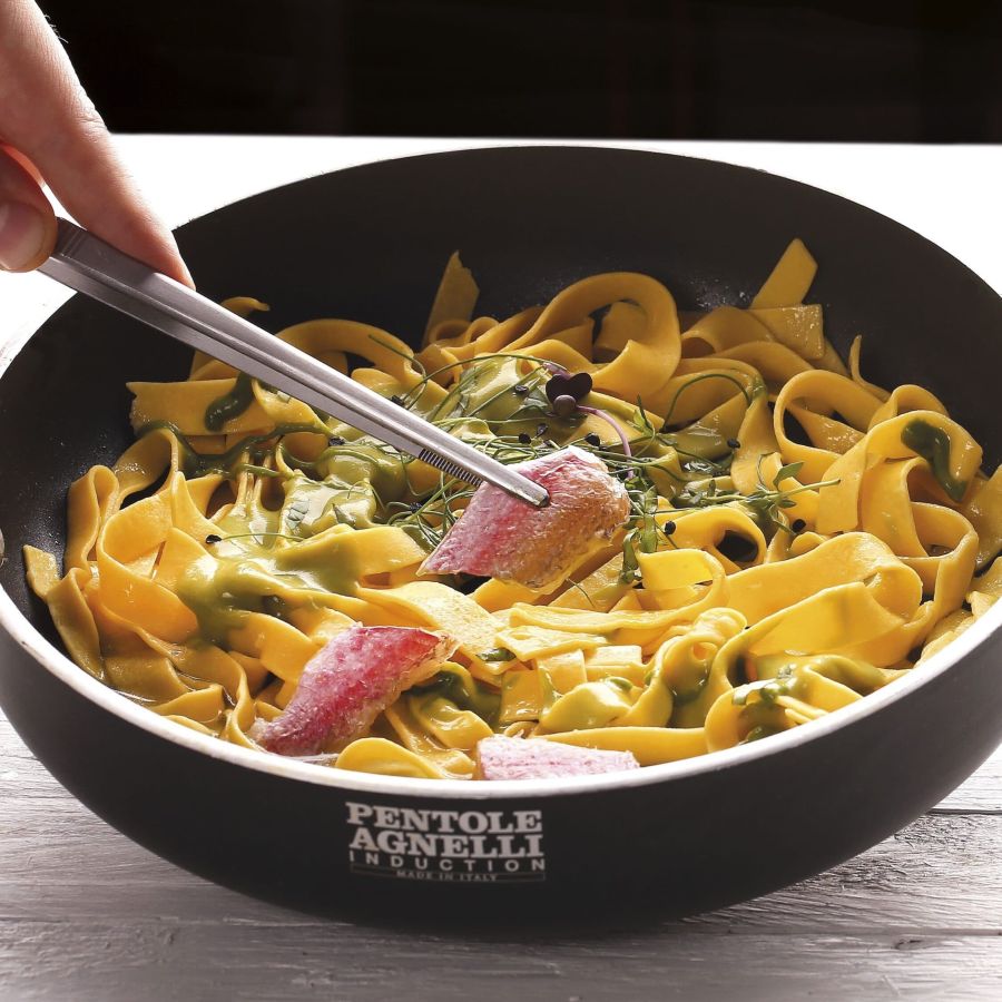 Intrighi® – raue Tagliatelle-Teig mit Knoblauch, Öl, Chili, Rotbarbe und Zitrusfrüchten