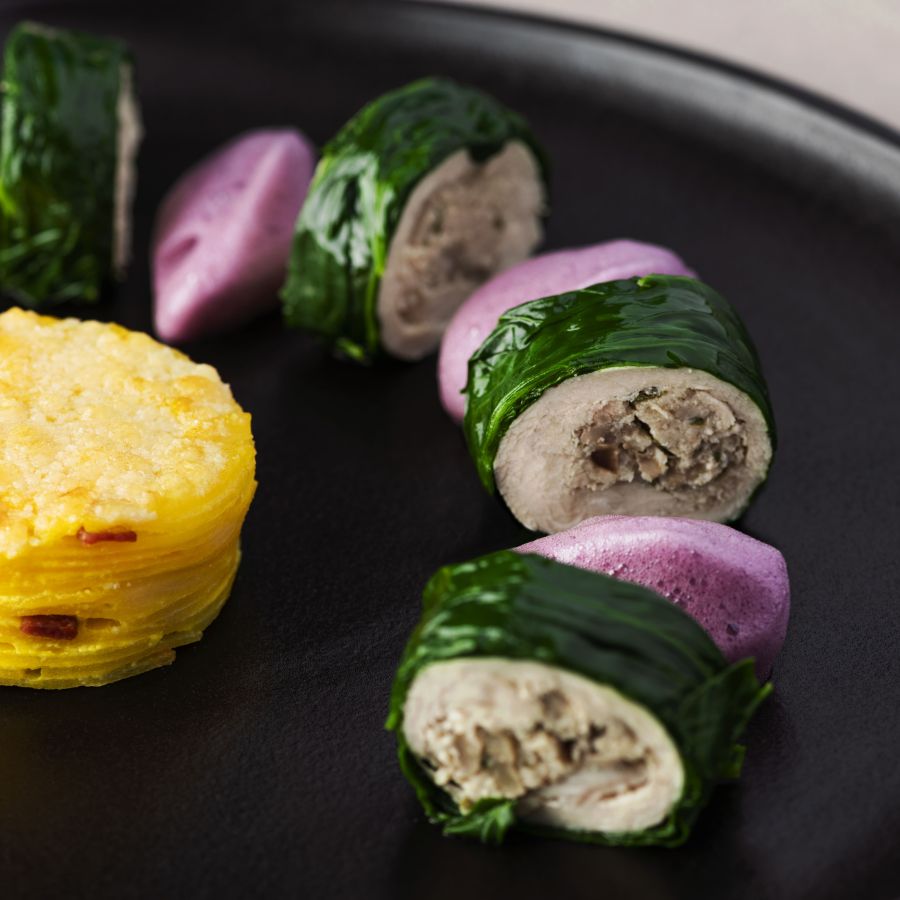 Capón blanco relleno de setas porcini con pastel de patata ‘carbonara’, aire de arándanos