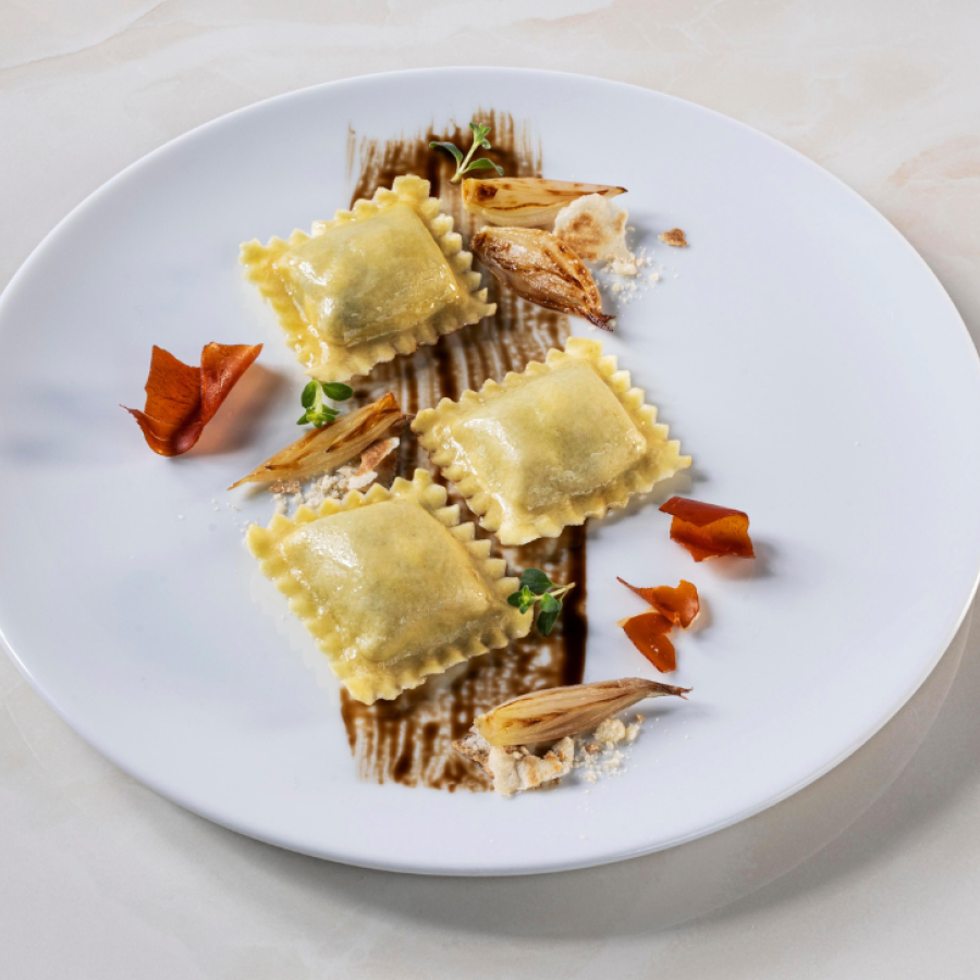 Scrigni® con “Squacquerone di Romagna DOP” ed erbette di campo con saba, crumble di piadina e prosciutto crudo, petali di scalogno