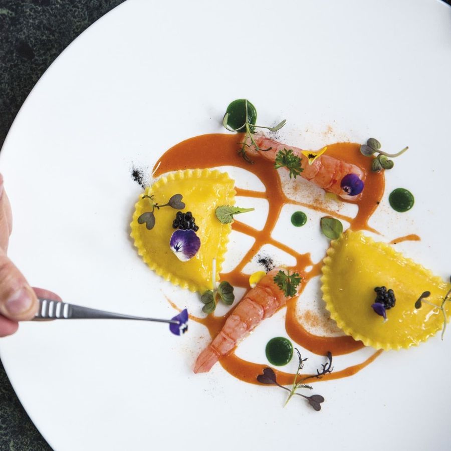 Raviolotti à la polenta et au fromage Montasio DOP, crevettes rouges, estragon et caviar