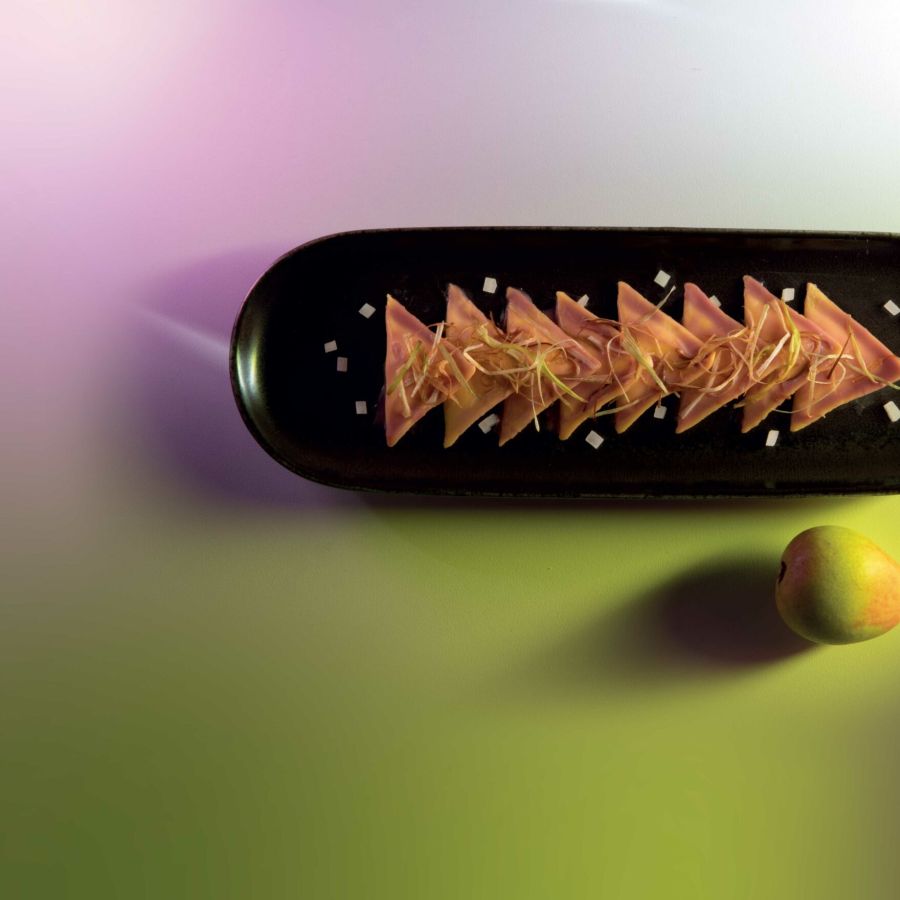 Triangoletti au Fromage Parmigiano Reggiano, poires en osmose au poivre blanc, paille de poireaux croustillante, ganache au chocolat Ruby et framboises