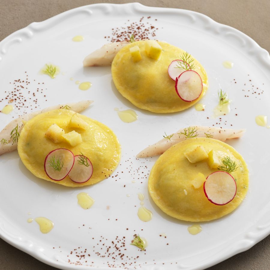 Panciotti® con punte di asparagi e mascarpone, cacao amaro e spigola marinata