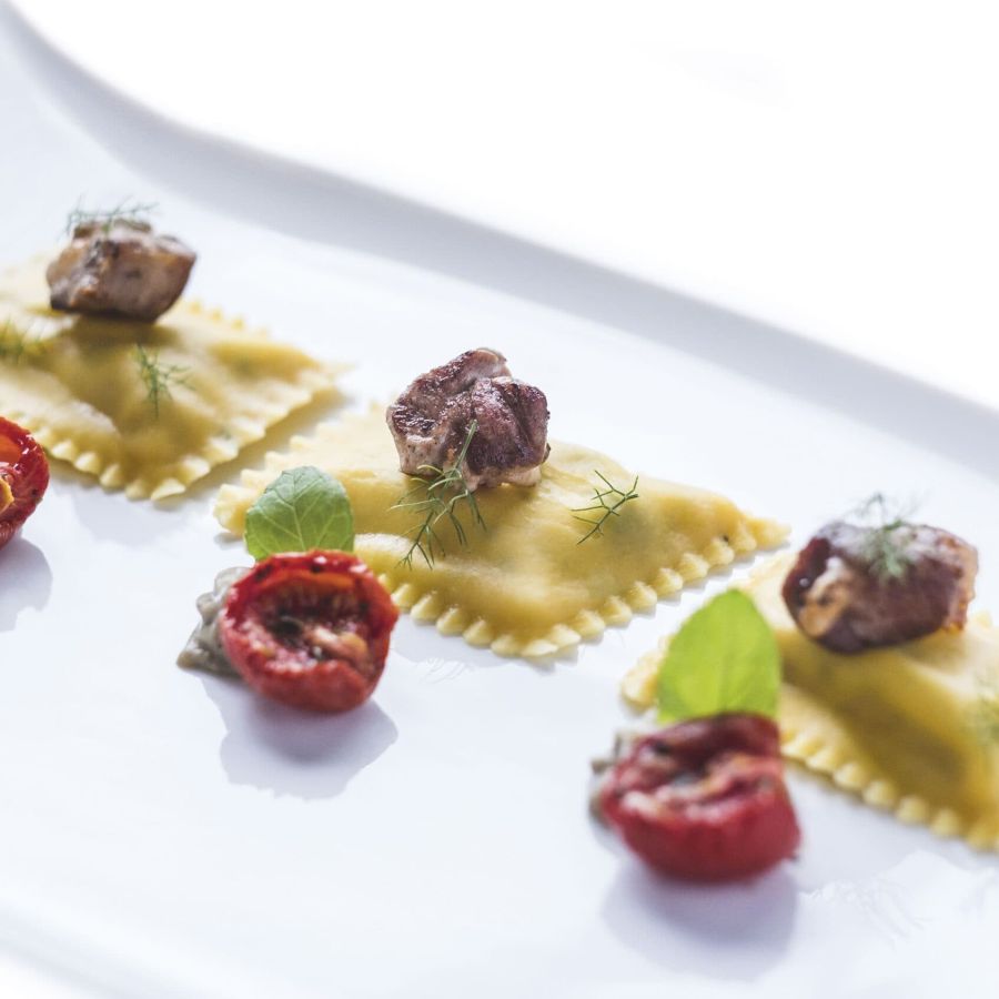 Bauletti® à la ricotta de brebis et pistaches de Sicile, agneau et fenouil sauvage, sauce d’aubergines brûlées, tomates confites et menthe