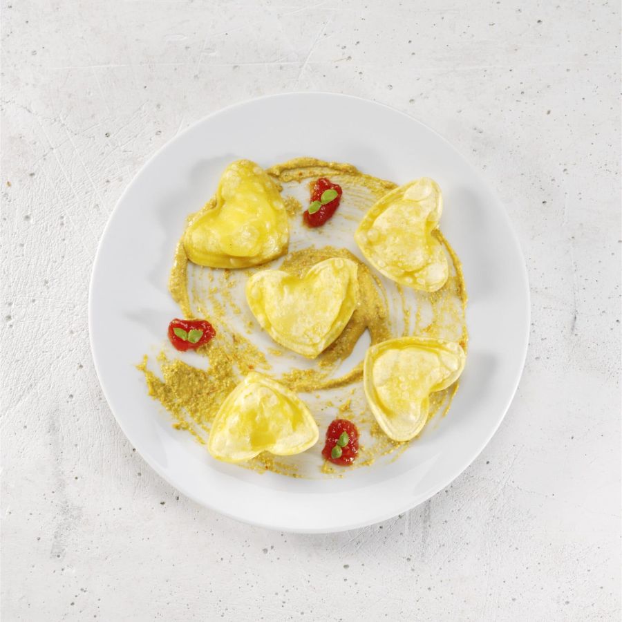 Cuori di formaggio con confettura di pomodorini, finocchio selvatico e pesto trapanese