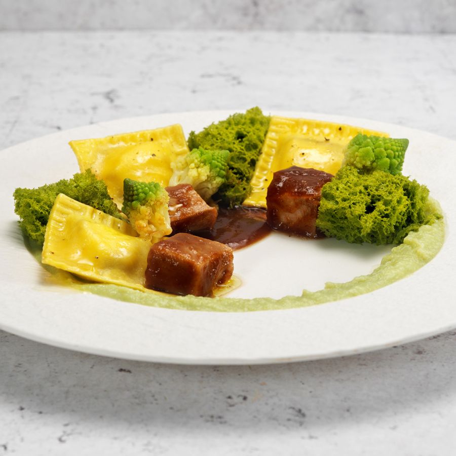 Quadrelli Chianina e Cardoncelli con spalla di maialino marinata cotta a bassa temperatura, crema di broccolo romano, pan di spugna alle erbe aromatiche e fondo bruno alla liquirizia