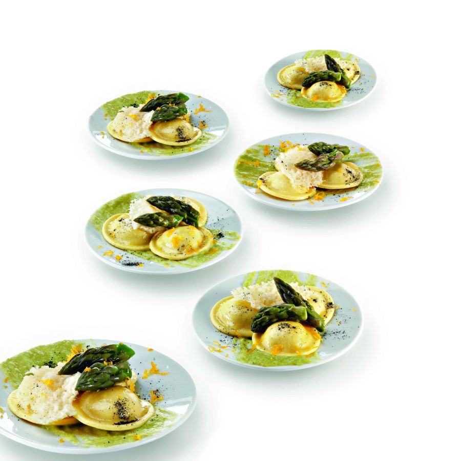 Petites lunes aux quatre fromages sur crème d’asperges avec croquant de parmesan et poudrage de réglisse avec écorces d’orange