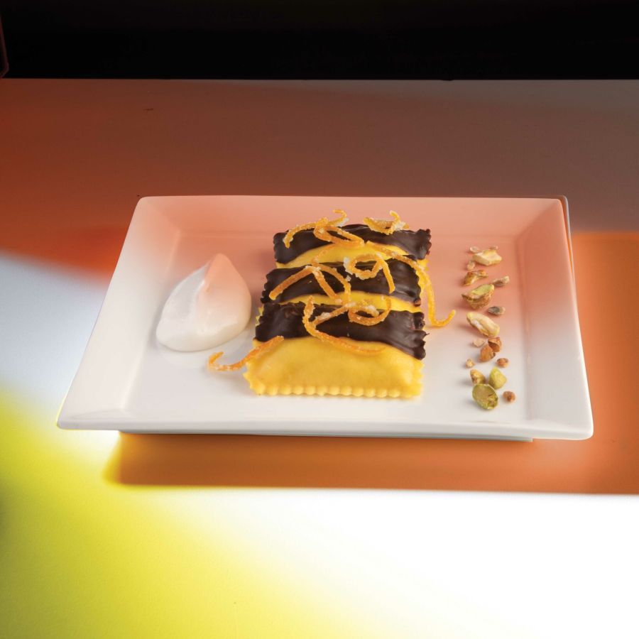 Bauletti® mit Schafsricotta und Pistazien aus Sizilien, Ricotta mit grünem Mandarinen und Zitrusschale, karamellisierte Pistazien und Zartbitterschokoladensauce