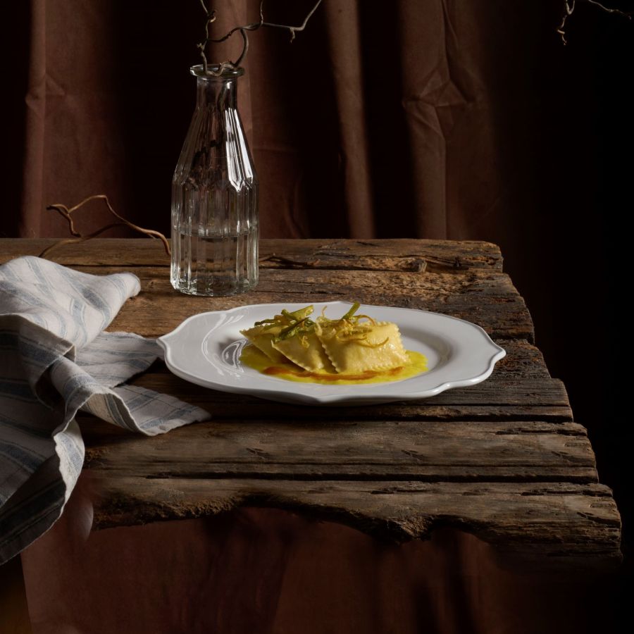 Bauletti® au mijoté de boeuf et vin Barolo DOCG avec une crème de pommes de terre et de topinambours, fond de veau et paille de poireau croustillante