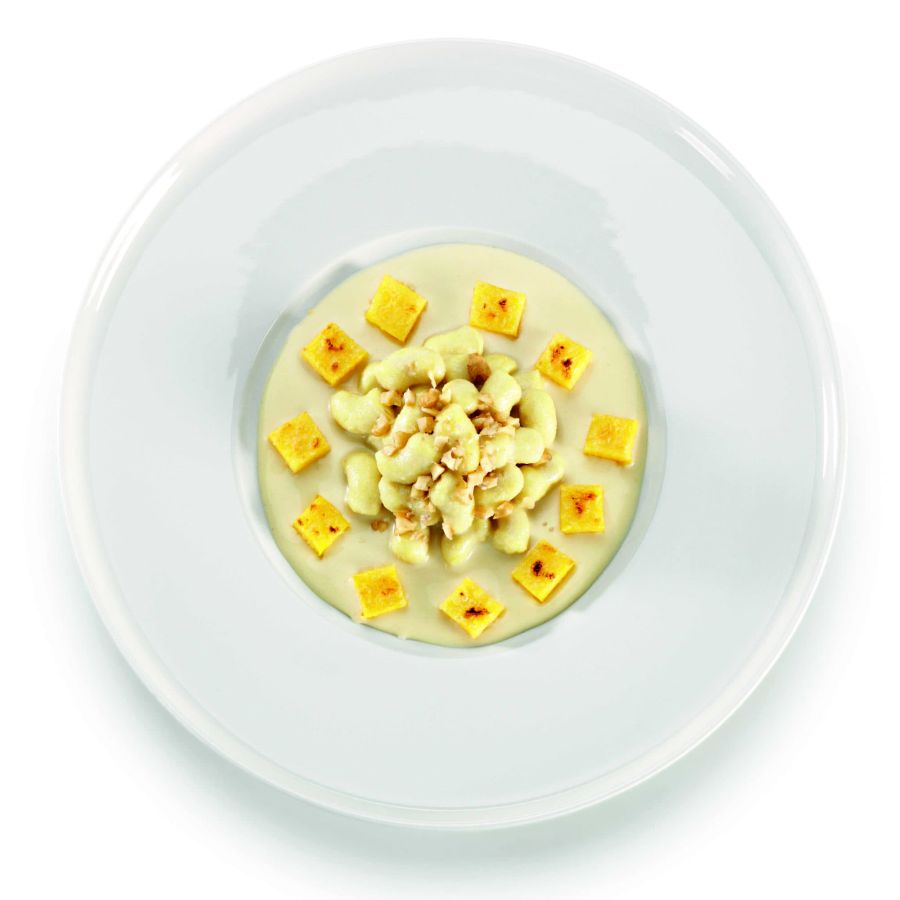 Gnocchetti de pomme de terre avec fondue de fromages suisses et cubes de polenta grillée