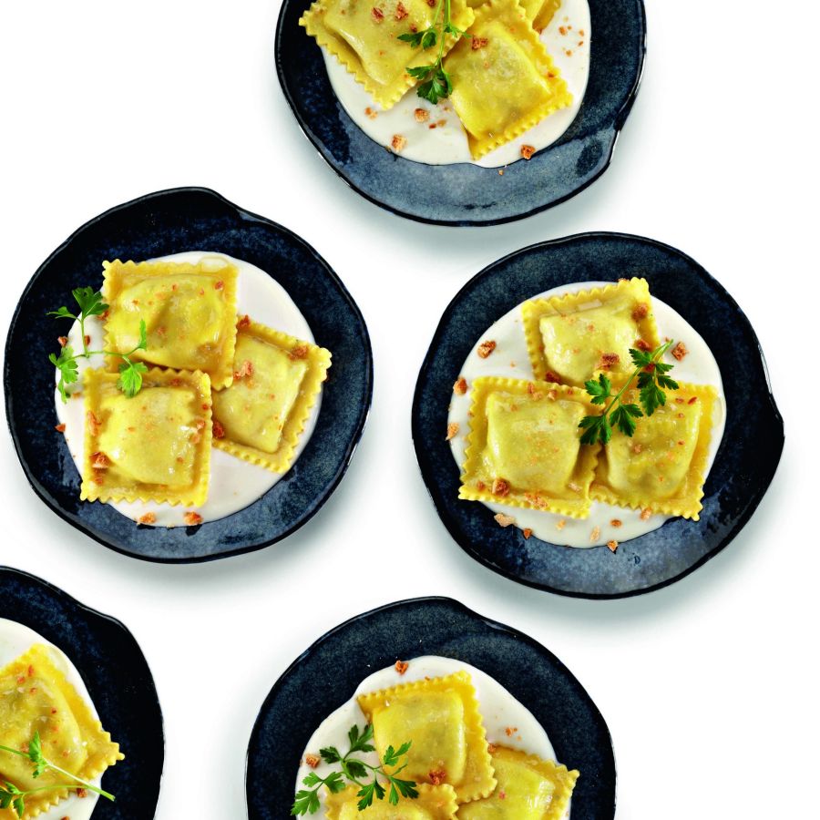 Tortelli toscani au fromage avec coulis d&rsquo;anchois, pain et beurre