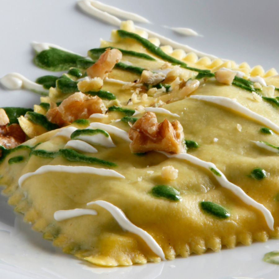 Ravioloni con Ricotta y Espinacas, Fondue de Parmesano, Crema de Espinacas y Nueces Crujientes