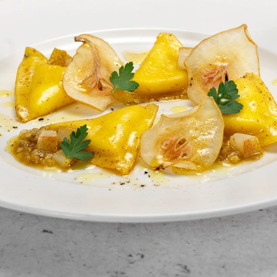 Triangoletti con queso Parmigiano Reggiano, brunoise de pera, pesto a las nueces y piñones, waffle crujiente