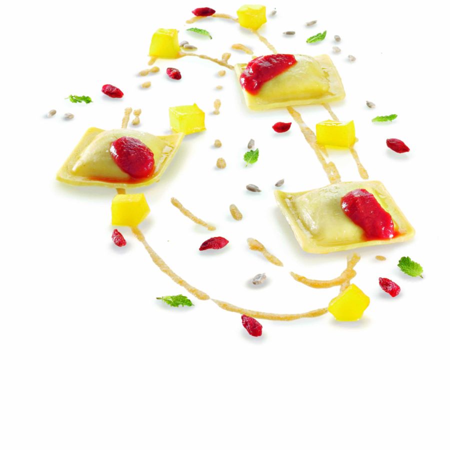 Raviolacci de castañas, pato al pimiento de Sichuan, daikon y trufa de verano