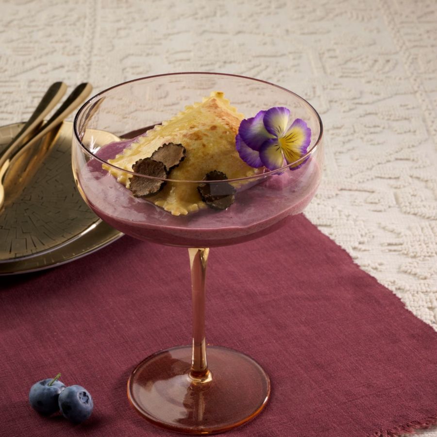 Bauletti® con funghi porcini e Taleggio DOP piastrati, soffice al mirtillo, lamelle di tartufo e fiori di sambuco