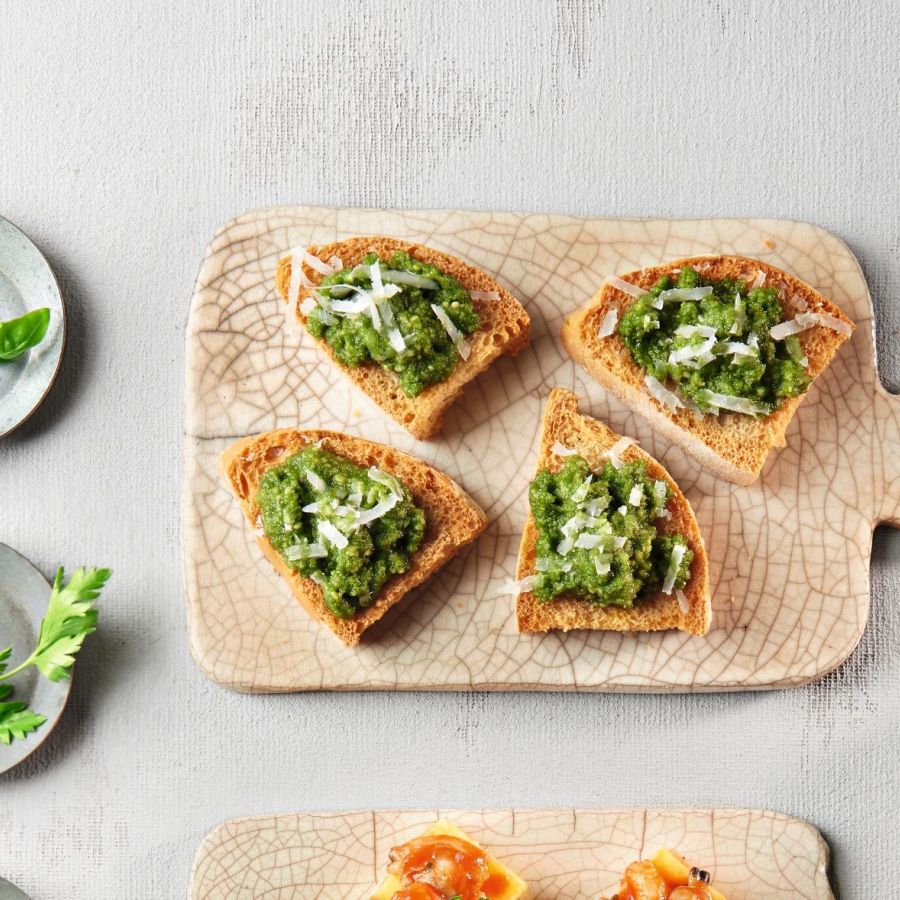 Crostini con pesto alla genovese e scaglie di pecorino