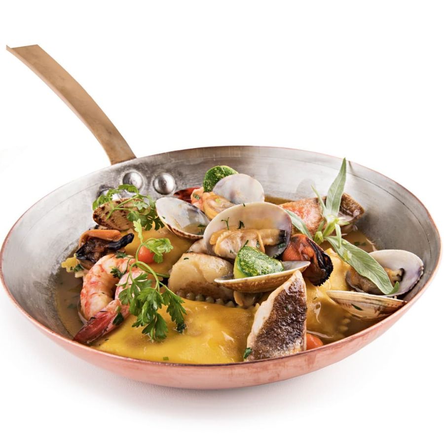 Bauletti ripieni all’astice con zuppa di pesce e piccole verdure