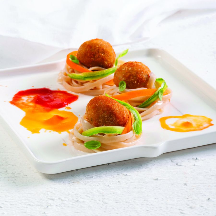 Linguine de verdura, guisantes y lentejas con tagliatelle de verduras, esferas veganas con salsa de dátiles rojos y amarillos