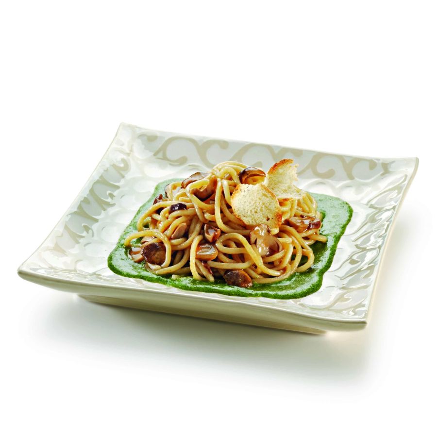 Pici mit Semmelbröseln, Steinpilzen und Petersiliensoße