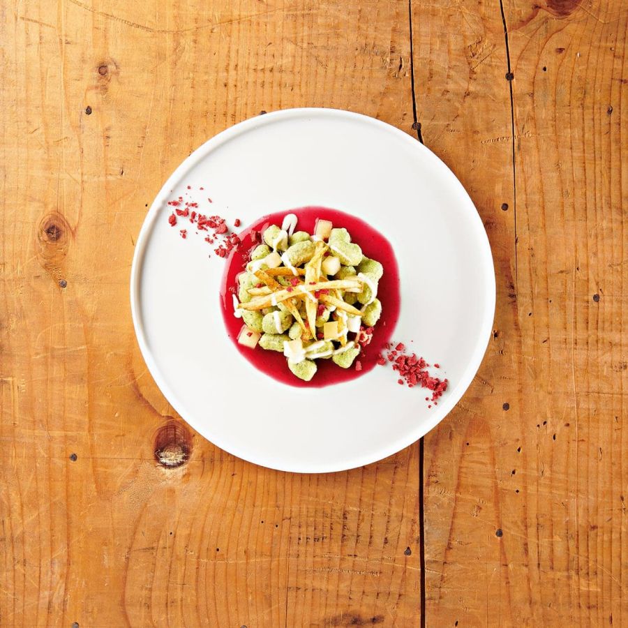 Gnocchetti con espinaca en el jardín primaveral de la Valtellina