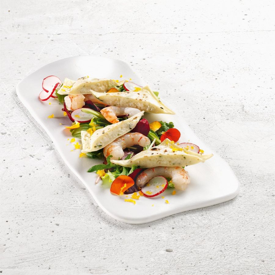 Bartolacci auf gemischten salaten mit radieschen, im meerwasser gekochten gallipoli-garnelen und pulver von der bottarga aus rogen des schwertfischs