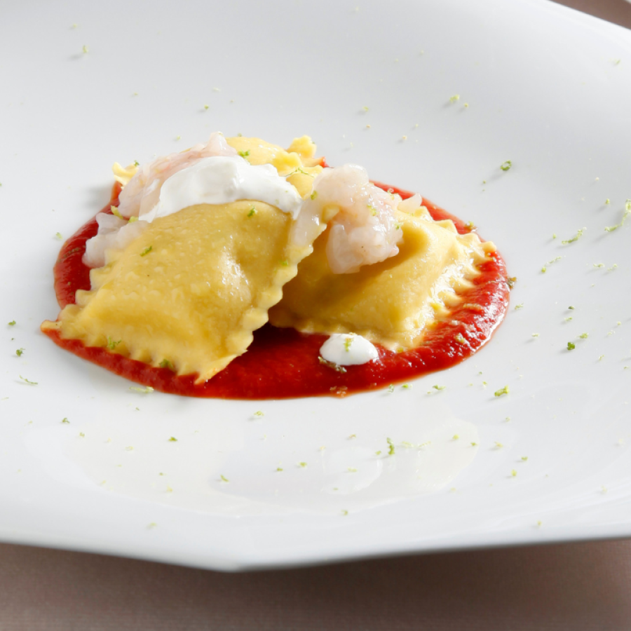 Scrigni mit Scampi, Datterini-Tomatensauce, Burrata, Limettenzeste und Scampi-Tartar