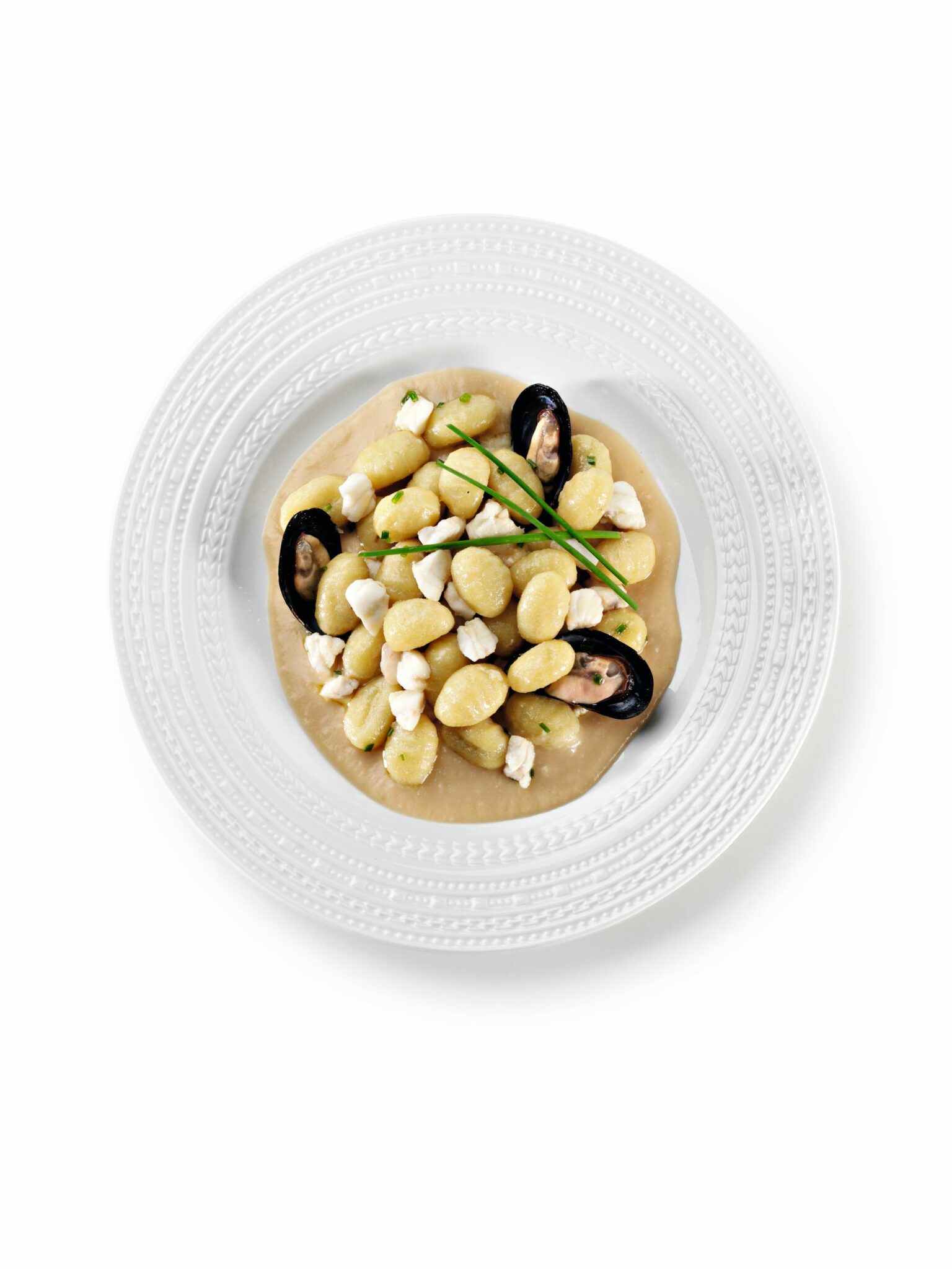 F01-GNOCCHI-DI-PATATA-CON-COZZE-RANA-PESCATRICE-ALLERBA-CIPOLLINA-SU-CREMA-DI-FAGIOLI-BIANCHI