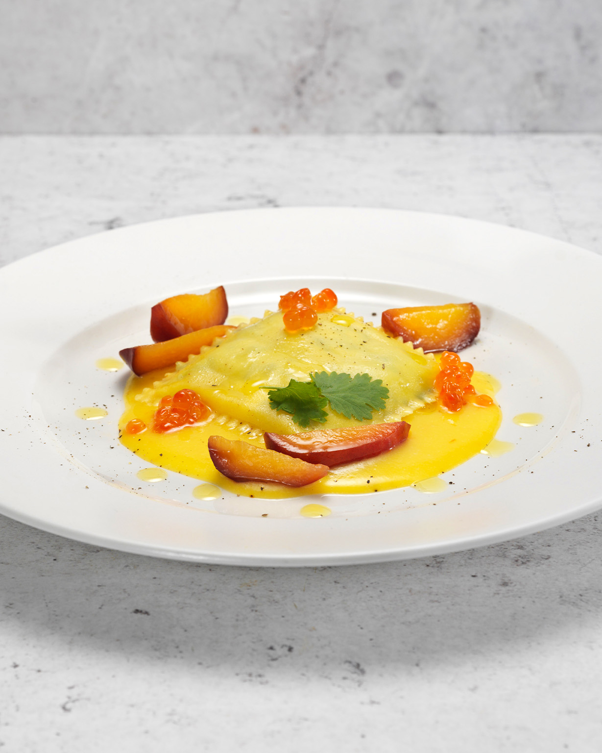 K108_Ravioloni-con-crema-di-ricotta-di-bufala-e-foglioline-di-spinaci_gazpacho-di-pomodorini-gialli-pesca-noce-della-valdaso-uova-di-salmone-e-portulaca