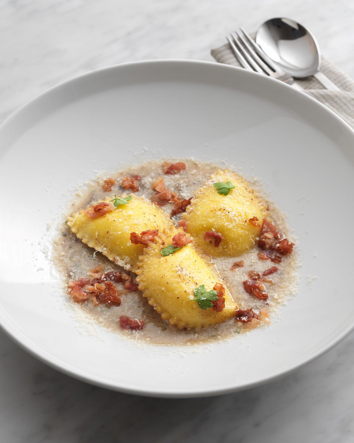 K112_Raviolotti-con-polenta-e-Montasio-DOP-emulsione-di-sottobosco-e-pancetta-croccante