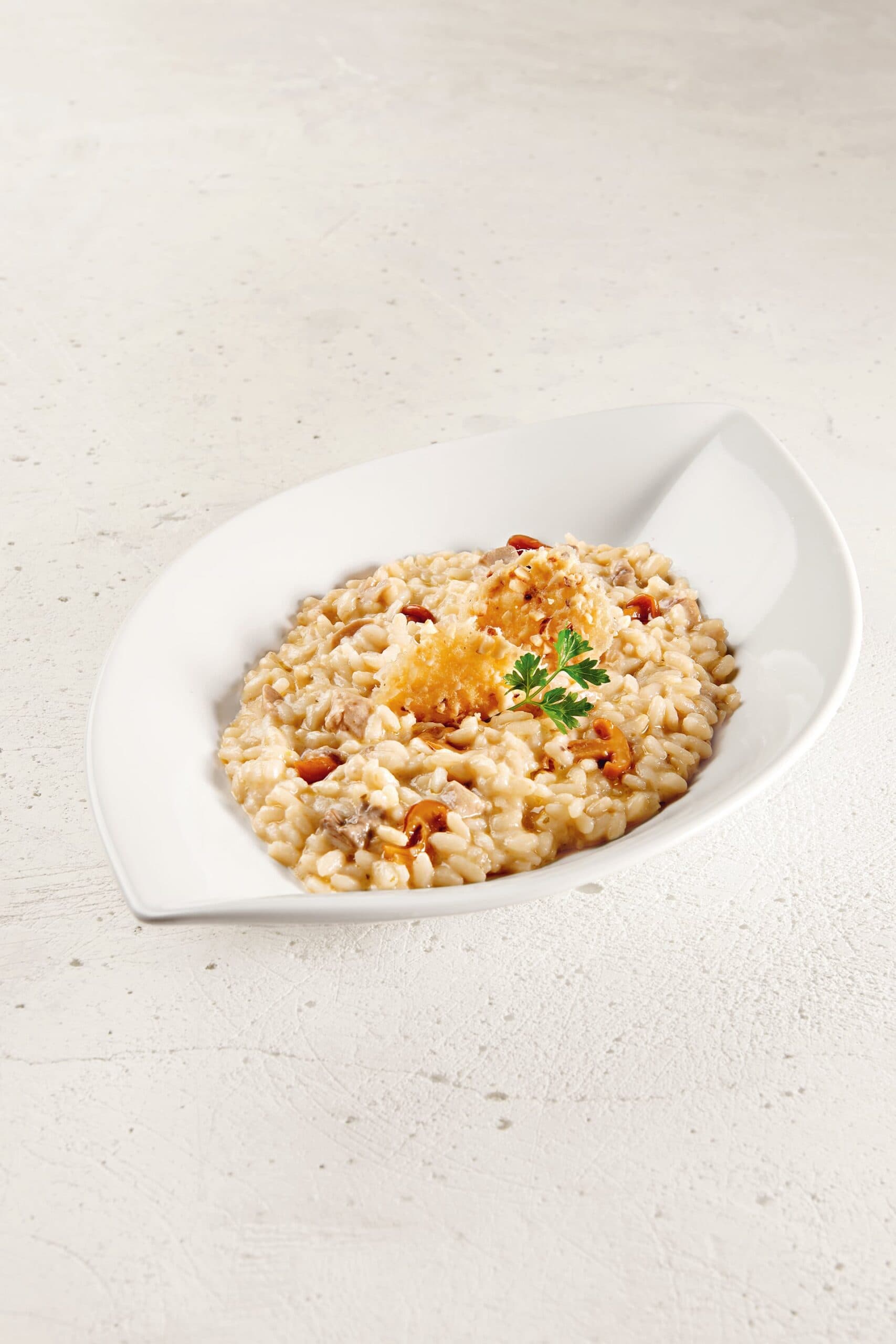 RISOTTO AI FUNGHI PORCINI CON CIALDA DI PARMIGIANO E NOCCIOLE