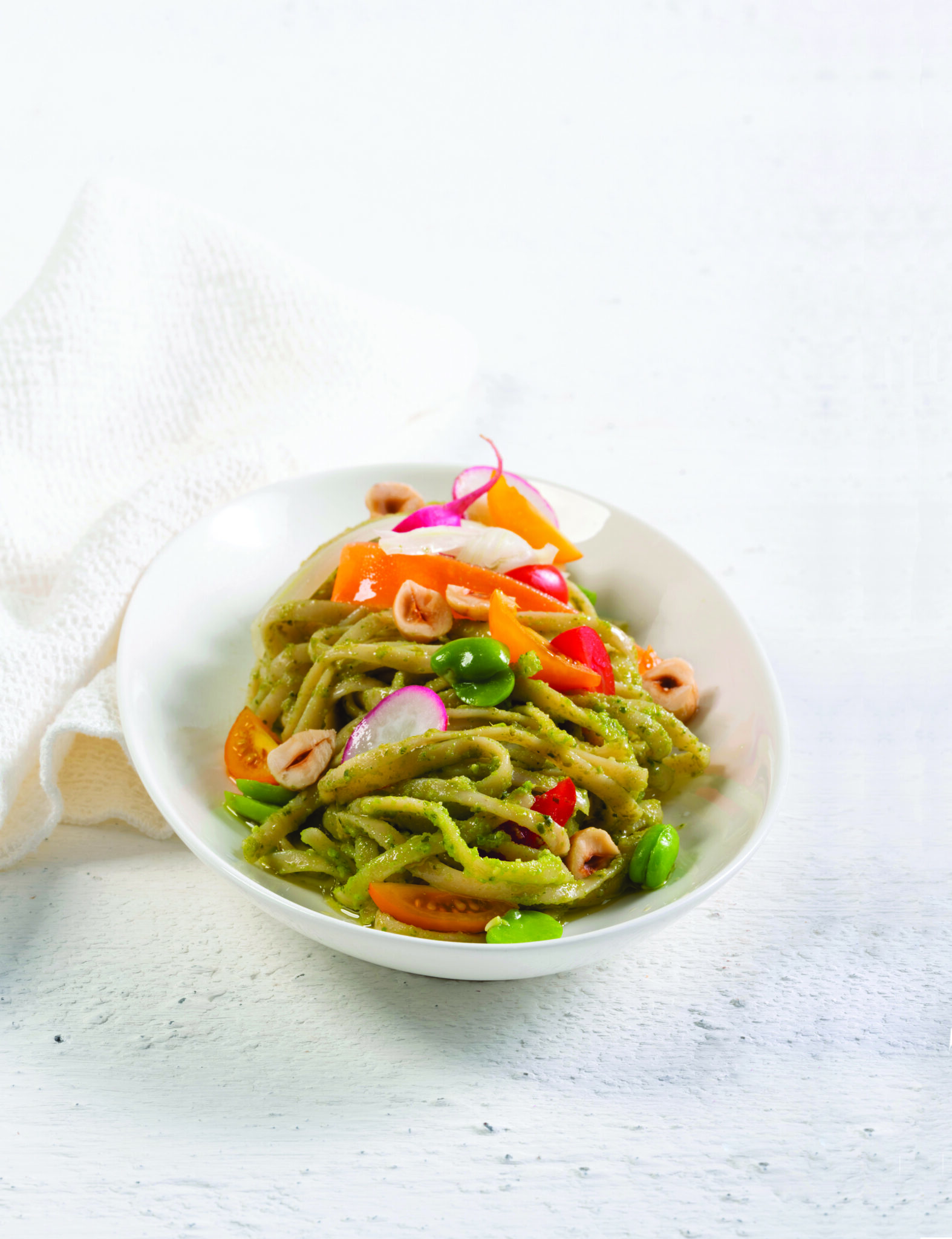 Surgital - Ricette - Linguine di verdura, piselli e lenticchie in insalata fresca dell'orto con pesto di fave e nocciole tostate