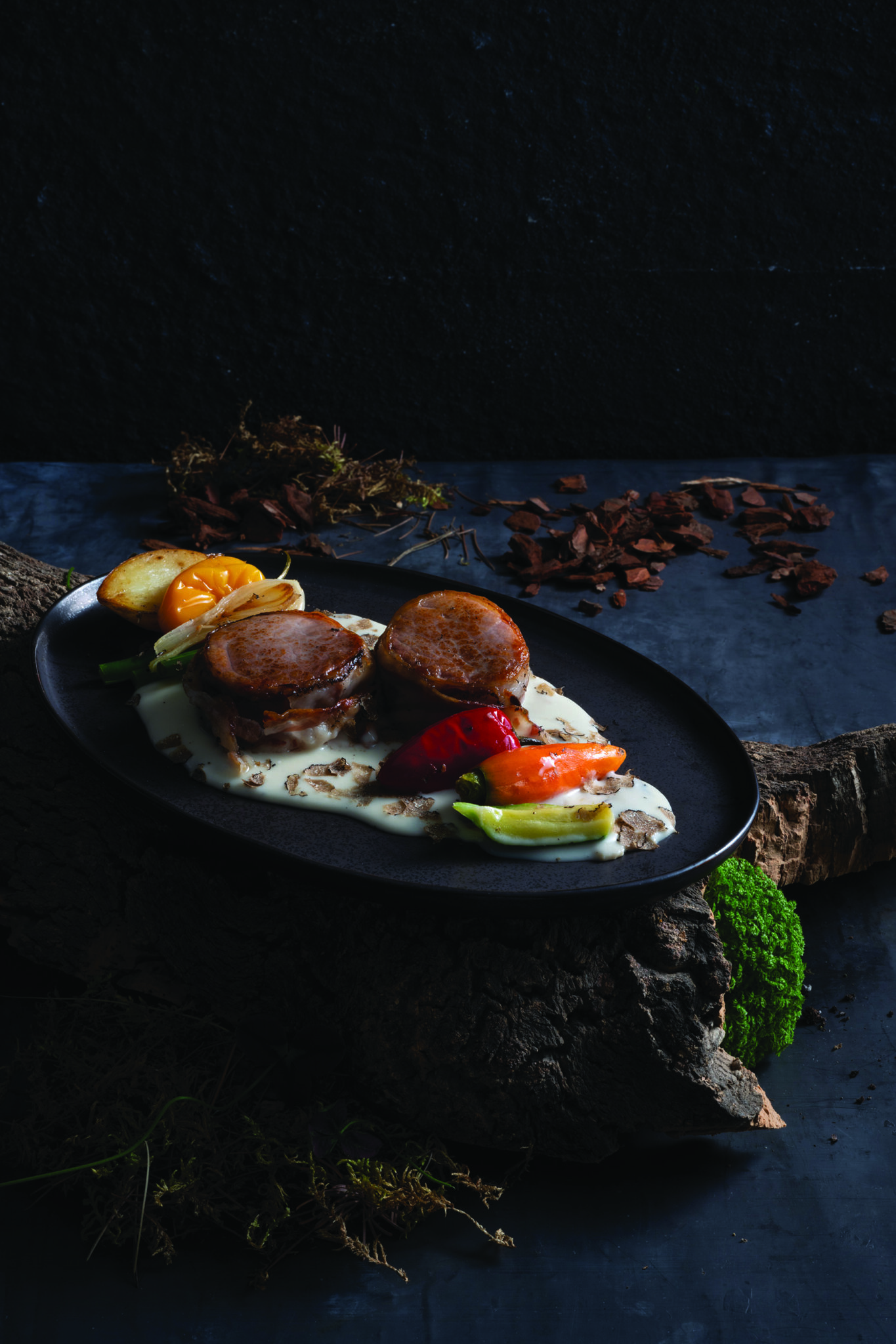 SUGOSI - Ricetta - Filetto di maialino avvolto nel guanciale con verdure, salsa al tartufo e olio affumicato