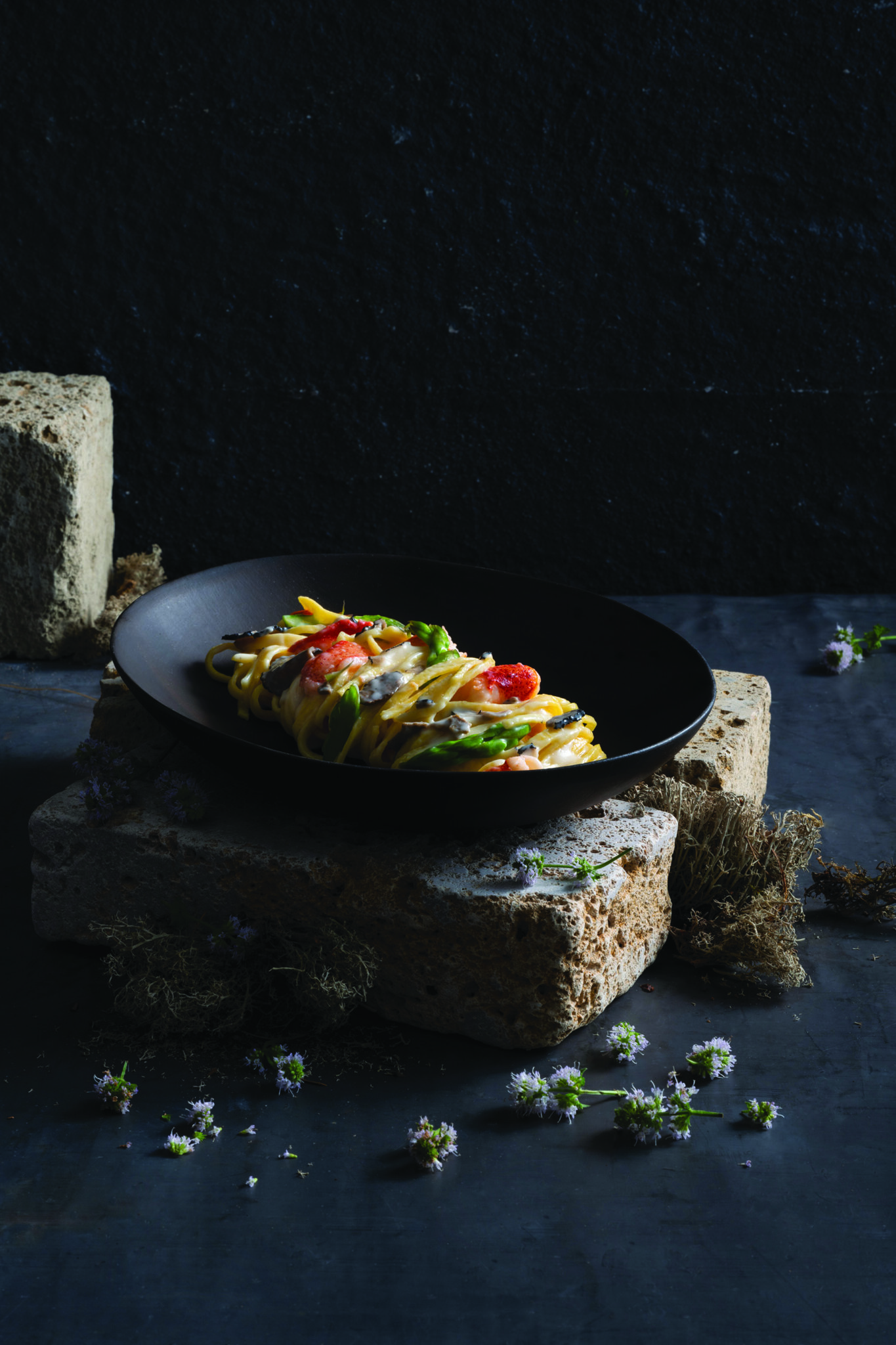 SUGOSI - Ricetta - Garbugli - Taglierini a sfoglia ruvida, salsa al tartufo e astice reale, asparagi e riduzione di lamponi